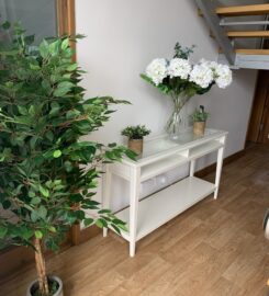 beauty therapists, nail technicians, lash and brow technicians, hair extensions technicians, and hairdressers/hairstylists. Our goal is to find motivated and driven individuals who are interested in running their own business within our rent-a-space salon.