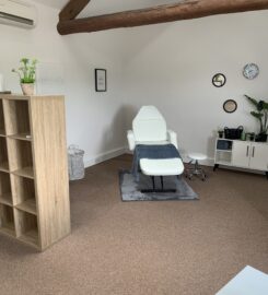 beauty therapists, nail technicians, lash and brow technicians, hair extensions technicians, and hairdressers/hairstylists. Our goal is to find motivated and driven individuals who are interested in running their own business within our rent-a-space salon.