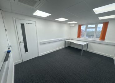 Room available, suitable for anyone in the hairdressing , beauty , aesthetics or tattoo industry