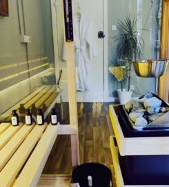 Treatment room and Sauna to rent